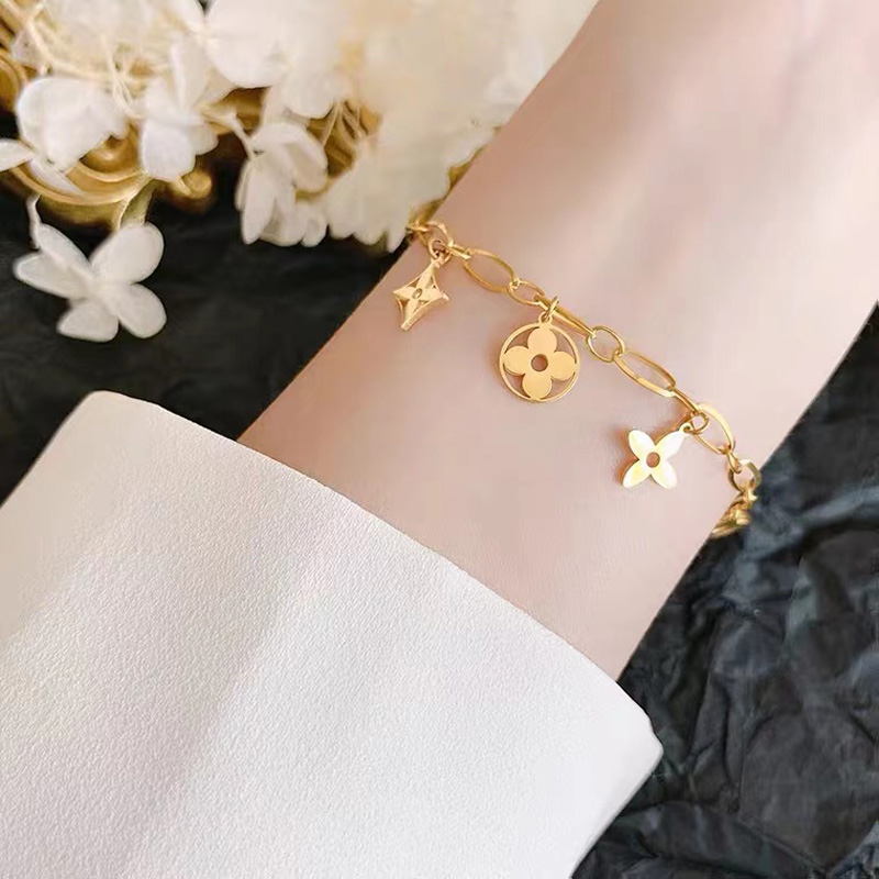 Ht สร้อยข้อมือสเตนเลส ไทเทเนียม ทอง 18K รูปใบโคลเวอร์สี่แฉก กลวง ไม่จางหาย หรูหรา เครื่องประดับ สําหรับผู้หญิง