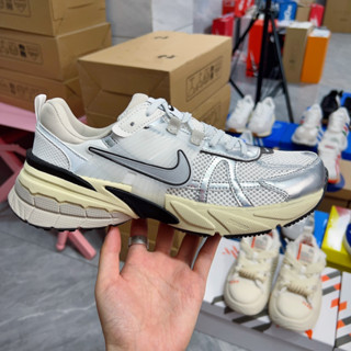 Nk Runtekk "Summit White Metallic Silver" V2K รองเท้าผ้าใบลําลอง ผ้าตาข่าย สีขาว สไตล์วินเทจ