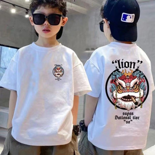 【พร้อมส่ง】เสื้อยืดแขนสั้น ผ้าฝ้ายแท้ พิมพ์ลายสิงโต ทรงหลวม แฟชั่นฤดูร้อน สําหรับเด็กผู้ชาย