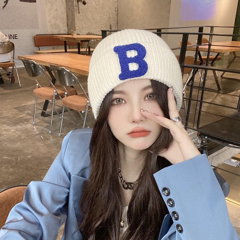 พร้อมส่ง หมวกถักไหมพรม แบบยืดหยุ่น ขนาดใหญ่ ลายตัวอักษร B ให้ความอบอุ่น แฟชั่นฤดูใบไม้ร่วง และฤดูหนาว สไตล์เกาหลี สําหรับคู่รัก