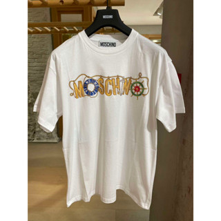 เสื้อยืดคอกลม แขนสั้น พิมพ์ลายโลโก้ตัวอักษร Moschino ทรงหลวม สีขาว สีสันสดใส