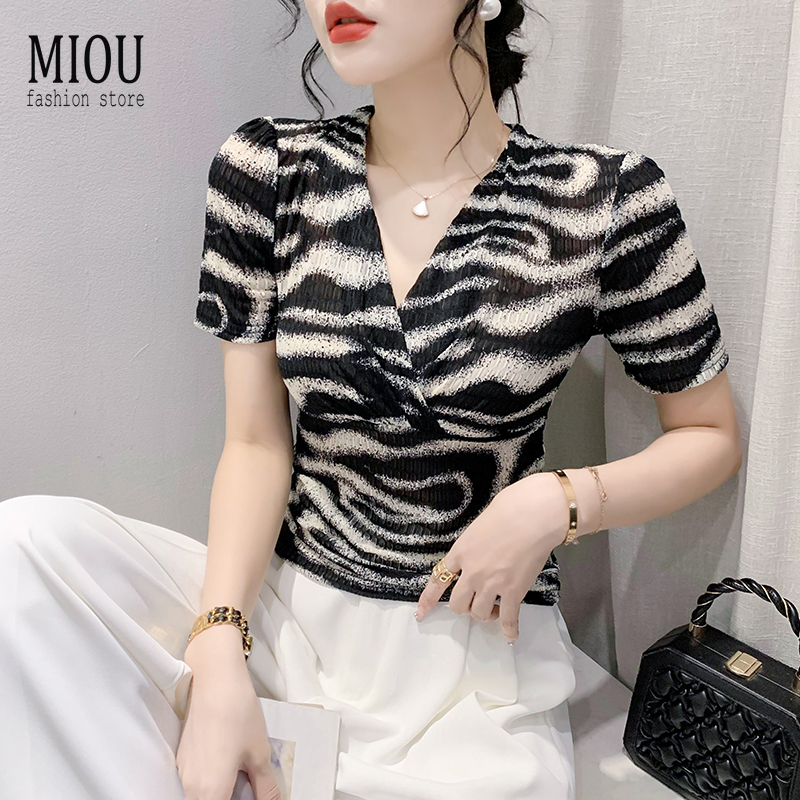 Miou ใหม่ เสื้อยืดแขนสั้น คอวี เข้ารูป ลายสก๊อต เซ็กซี่ แฟชั่นฤดูร้อน สําหรับผู้หญิง 2023