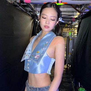 blackpink jennie เสื้อสายเดี่ยว ตัวสั้น คอปก ปักลายดอกไม้ สีดํา สีชมพู สําหรับเด็กผู้หญิง