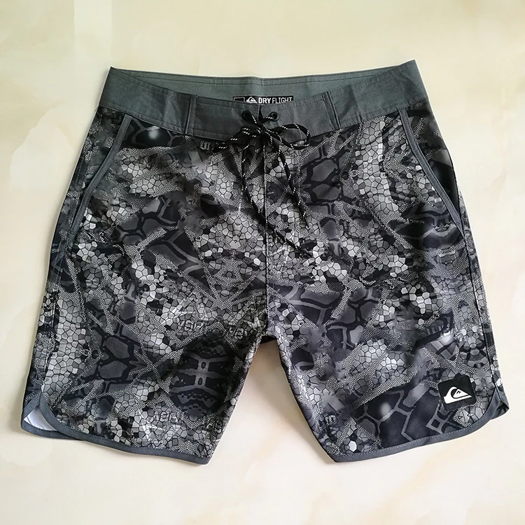 Quiksilver กางเกงขาสั้นผู้ชาย 4 ทาง ยืดหยุ่น กันน้ำ แห้งเร็ว