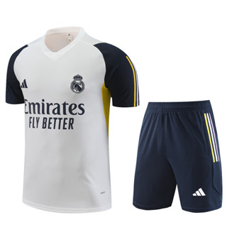 เสื้อกีฬาแขนสั้น ลายทีมฟุตบอล Real Madrid และกางเกงขาสั้น ฤดูกาล 2023-24