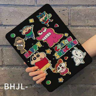 (พร้อมช่องใส่ปากกา) ⭐️Crayon Shin-chan⭐️ เคสแท็บเล็ต พร้อมช่องใส่ปากกา สําหรับ iPad (Gen7/Gen9 8) iPad10.2 Gen5 gen6 9.7 2018 Mini 6 5 4 3 2 1 Air 10.5 2020Pro11 Air5 Air4 10.9 นิ้ว