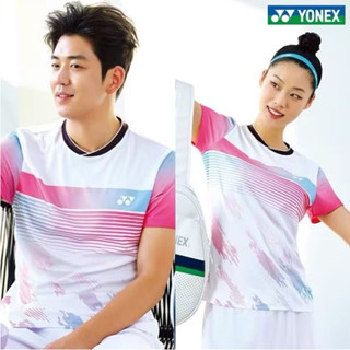 ใหม่ Yonex เสื้อแบดมินตัน แขนสั้น ลายทาง สีชมพู แห้งเร็ว สไตล์เกาหลี แฟชั่นฤดูร้อน สําหรับเด็กผู้ชาย และผู้หญิง 2023