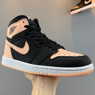 Air Jordan 1 “Crimson Tint”AJ1 OG รองเท้าผ้าใบลําลอง สีดํา สีชมพู เหมาะกับการเล่นกีฬาบาสเก็ตบอล  555088-081