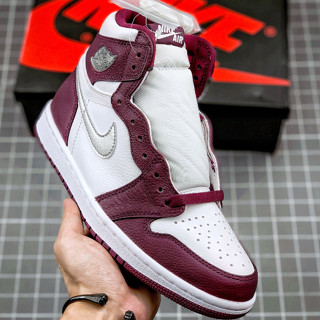 รองเท้ากีฬา รองเท้าบาสเก็ตบอล Air Jordan 1 สไตล์ย้อนยุค  555088-611