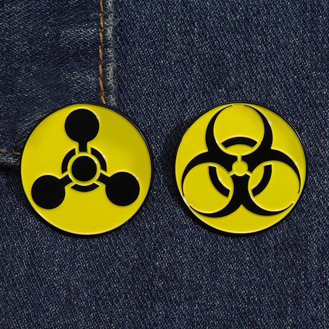 เข็มกลัด รูปการ์ตูนโลโก้เตือนภัย เครื่องประดับ สําหรับเพื่อน - รูปที่ 2