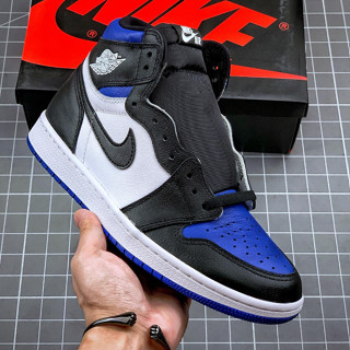 รองเท้ากีฬา รองเท้าบาสเก็ตบอล Air Jordan 1 Retro High OG "White Royal" สีดํา และสีน้ําเงิน  555088-041