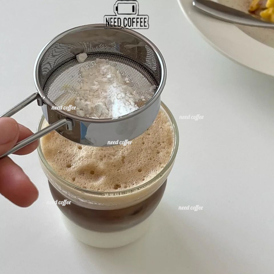 Need Coffee กระชอน ตะแกรง ร่อนผงชา Tea powder sifter ที่ร่อนโกโก้ ที่ร่อนกาแฟ กรองกาแฟ ที่ร่อนน้ำตาลเครื่องดื่ม ที่ร่อนแป้งสแตนเลส ที่โรยน้ำตาล ที่ร่อนผงเคร