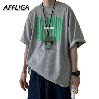 ❀ AFFLIGA ❀ 【S-8XL】เสื้อยืดคอกลมแขนสั้นพิมพ์ลายตัวอักษรแฟชั่นสไตล์ฮิปฮอปสําหรับผู้ชาย