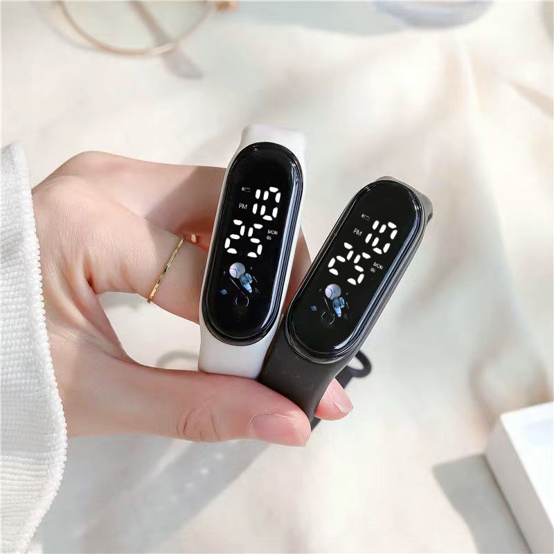 M8 นาฬิกาดิจิตอล LED สปอร์ตกันน้ําของผู้หญิงชาย