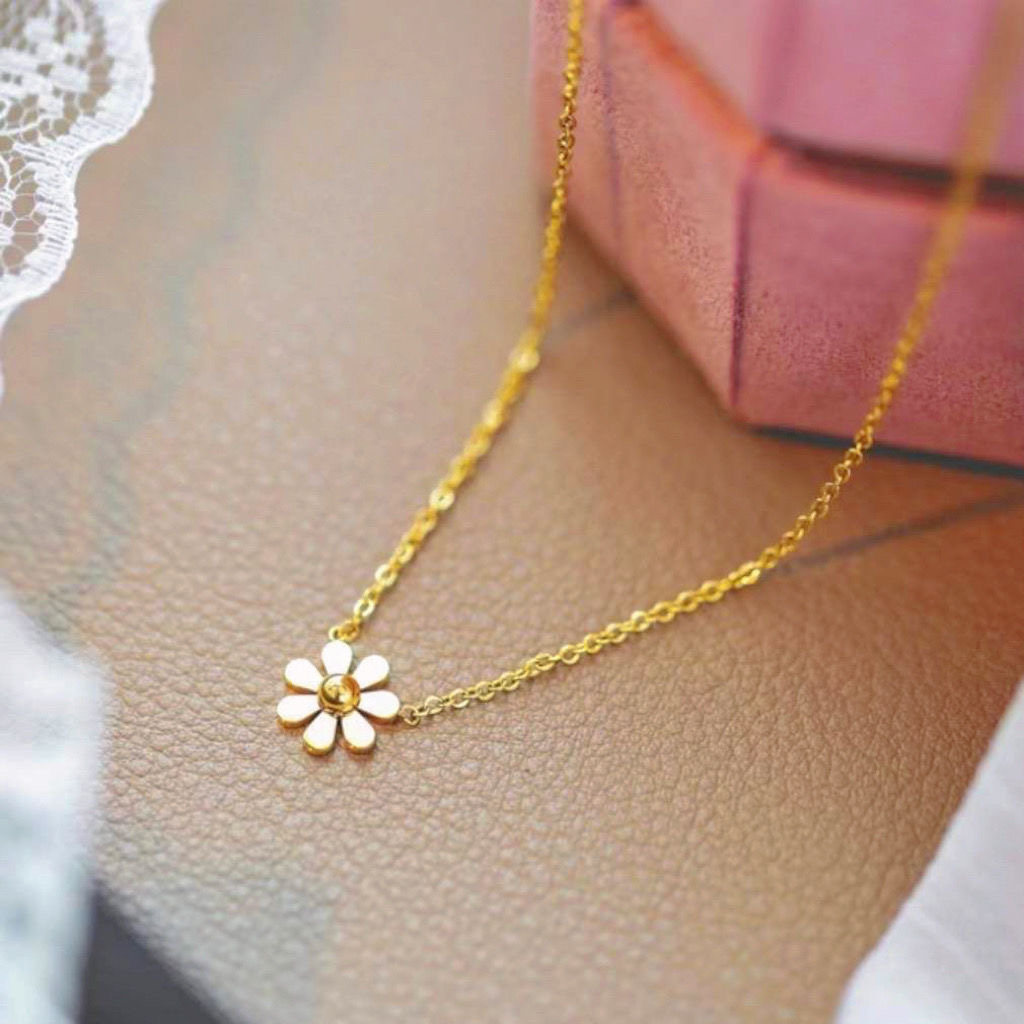 Ht สร้อยคอโซ่ เหล็กไทเทเนียม ชุบทอง 18K จี้ดอกเดซี่ ขนาดเล็ก เครื่องประดับยอดนิยม ขายส่ง