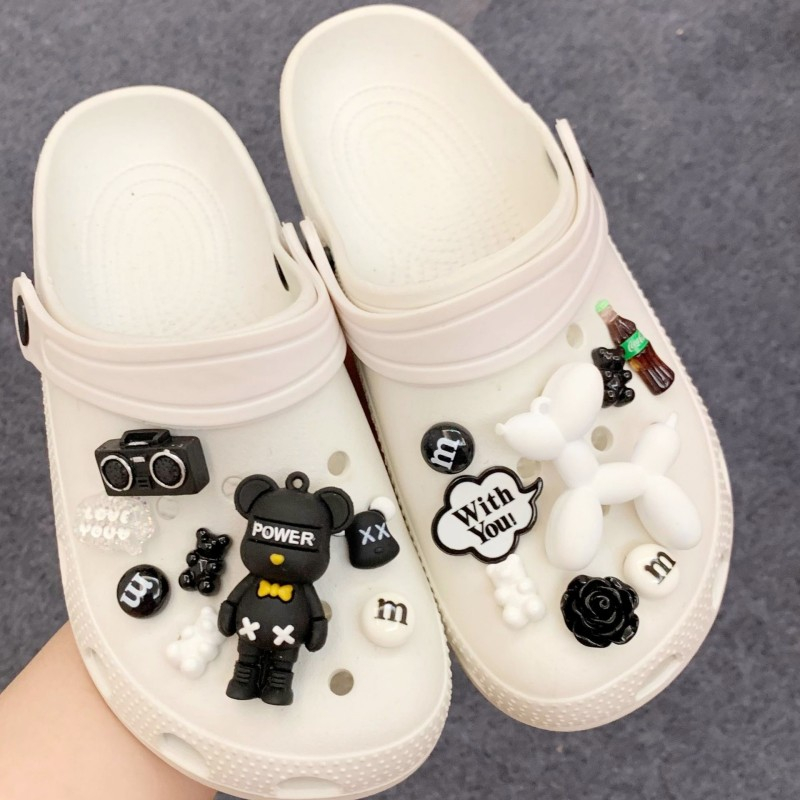 8 ชิ้น / เซต ลูกโป่ง Bearbrick สุนัข หมี Jibz จี้ปุ่ม รองเท้าแฟชั่น สีดําและสีขาว อุปกรณ์เสริม