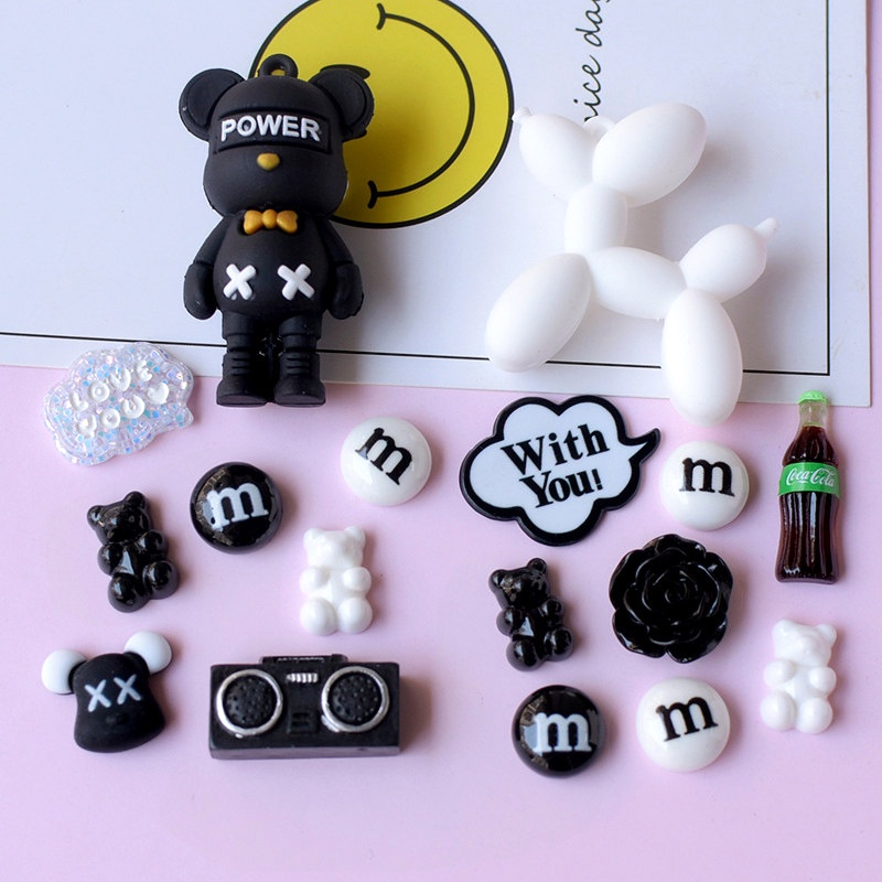 8 ชิ้น / เซต ลูกโป่ง Bearbrick สุนัข หมี Jibz จี้ปุ่ม รองเท้าแฟชั่น สีดําและสีขาว อุปกรณ์เสริม