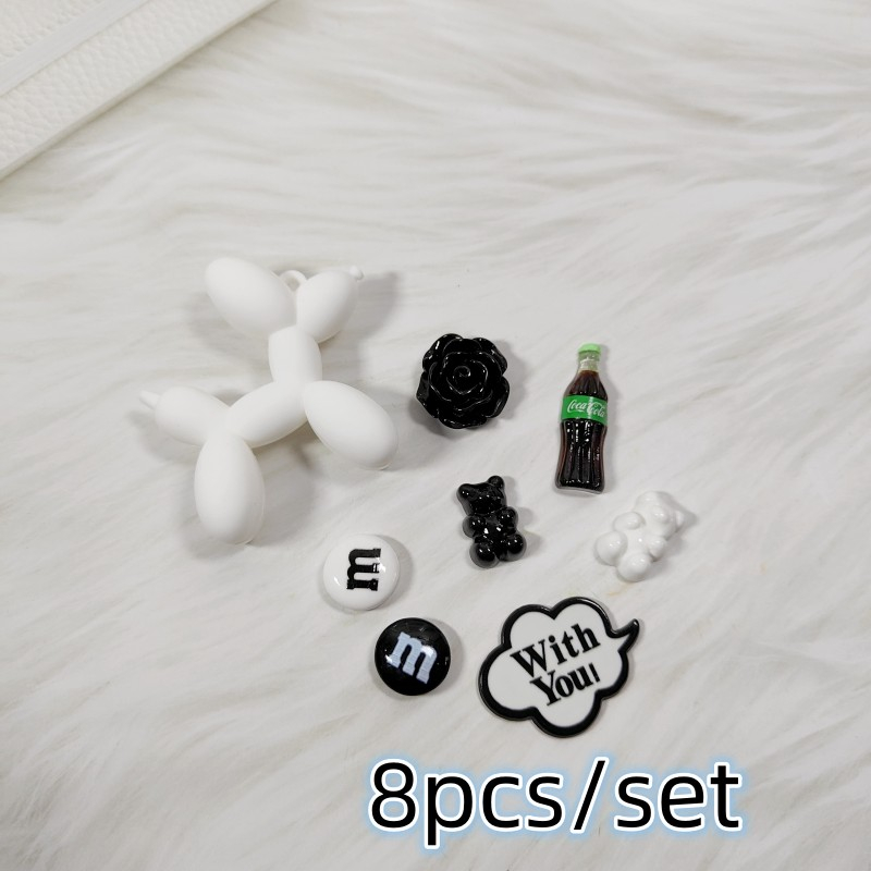 8 ชิ้น / เซต ลูกโป่ง Bearbrick สุนัข หมี Jibz จี้ปุ่ม รองเท้าแฟชั่น สีดําและสีขาว อุปกรณ์เสริม
