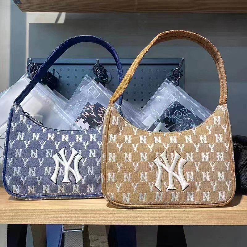 ของแท้ พร้อมส่ง Mlb กระเป๋าสะพายไหล่ ทรงโค้ง ขนาดเล็ก ลาย New York Yankees สําหรับผู้ชาย และผู้หญิง