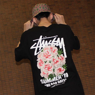 STUSSY เสื้อยืดแขนสั้น พิมพ์ลาย Dianthus caryophyllus ทรงหลวม สําหรับผู้ชาย และผู้หญิง