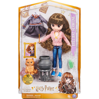 Wizarding World Harry Potter, 8-inch Brilliant Hermione Granger Doll Gift Set with 5 Accessories and 2 Outfits Wizarding World Harry Potter ชุดตุ๊กตา Hermione Granger 8 นิ้ว พร้อมอุปกรณ์เสริม 5 ชิ้น และชุด 2 ชิ้น