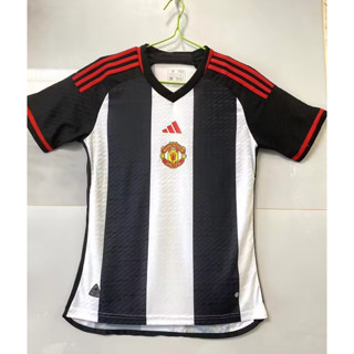 เสื้อกีฬาแขนสั้น ลายทีมชาติฟุตบอล Manchester United Special Edition สีดํา และสีขาว 2023-2024