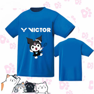 เสื้อกีฬาเทนนิส พิมพ์ลายการ์ตูน Victor แบบแห้งเร็ว ดูดซับเหงื่อ ระบายอากาศได้ดี สไตล์เกาหลี สําหรับผู้ชาย และผู้หญิง