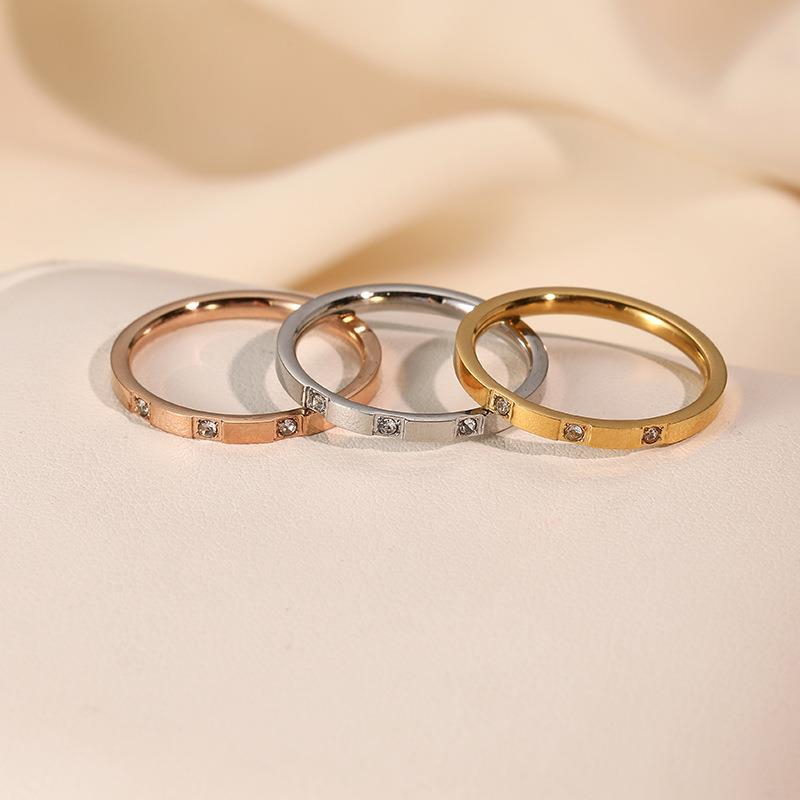 HT เวอร์ชั่นเกาหลี Micro-Inlaid สามเพชรแหวนเหล็กไทเทเนียมแฟชั่นสแตนเลสยอดนิยมสาวเครื่องประดับ