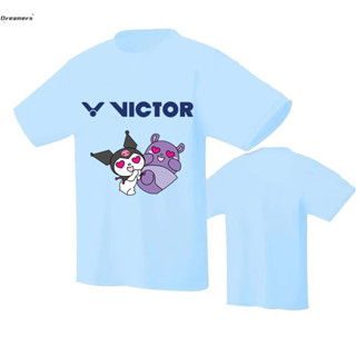 Victor 2023 ใหม่ ชุดกีฬา เทนนิส พิมพ์ลายการ์ตูนคุโรมิ ระบายอากาศ แห้งเร็ว ดูดซับเหงื่อ ใส่สบาย เหมาะกับฤดูร้อน สําหรับผู้ชาย และผู้หญิง