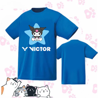 เสื้อกีฬาแบดมินตัน ระบายอากาศ แบบแห้งเร็ว ลายการ์ตูน Victor สไตล์เกาหลี สําหรับผู้ชาย และผู้หญิง ใส่วิ่งกลางแจ้ง