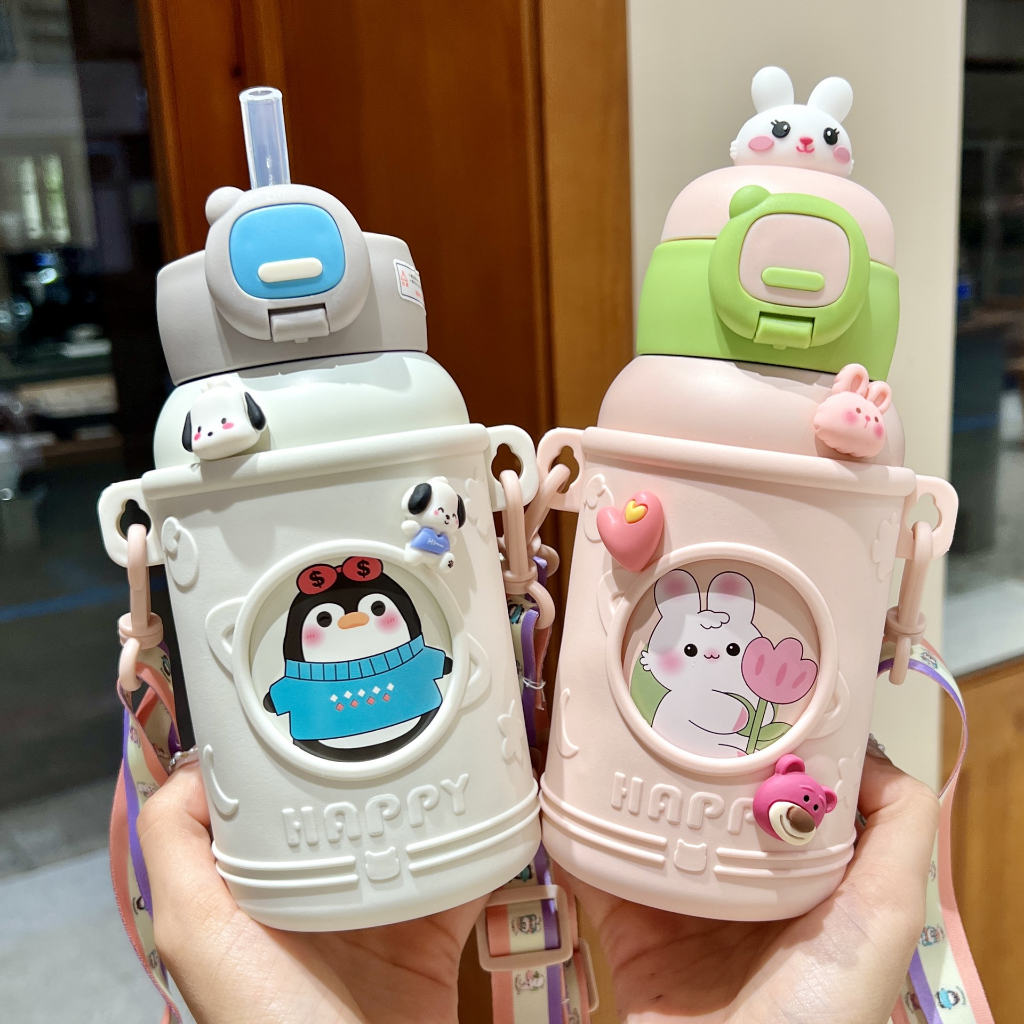 🚚Fast Shipping🚚แก้วเก็บความร้อนสำหรับเด็กที่พกพาได้ วัสดุสแตนเลส 316 รูปทรงการ์ตูนที่น่ารัก มาพร้อมสายสะพายและฟาง