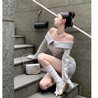 「Nonfatgirl」ชุดกีฬา เสื้อเปิดไหล่ข้างเดียว แต่งซิป และกระโปรงสั้น สีเทา สไตล์อเมริกัน แฟชั่นสําหรับเด็กผู้หญิง สองชิ้น