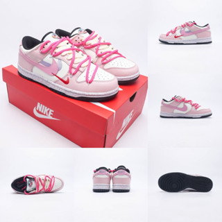 Dunk Low รองเท้าผ้าใบลําลอง ข้อสั้น ลาย Swoosh Berry Sweetheart FD4623-131