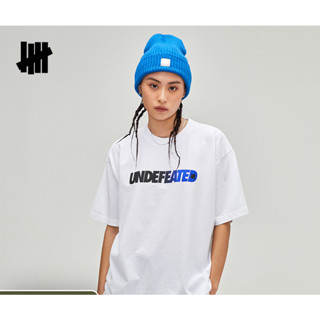 Undefeated เสื้อยืดคอกลม แขนสั้น ผ้าฝ้ายแท้ พิมพ์ลายโลโก้ สําหรับผู้ชาย และผู้หญิง