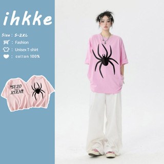 【ihkke】พร้อมส่ง🚀Cotton100%เสื้อยืด เสื้อยืดแขนสั้น เปิดไหล่ เสื้อ oversize สีชมพู แฟชั่นฤดูร้อน สไตล์อเมริกัน เสื้อยืด เสื้อแฟชั่นผู้หญิง เสื้อยืดผู้หญิง เสื้อผ้าแฟชั่นผู้หญิง