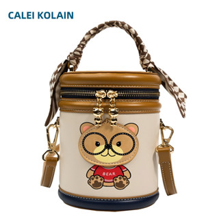 CALEI KOLAIN กระเป๋าสะพายข้าง คุณภาพสูง แฟชั่นสำหรับผู้หญิง กระเป๋าสะพายไหล่ ทรงบักเก็ต ลายหมี เข้ากับทุกการแต่งกาย แฟชั่นสําหรับผู้หญิง