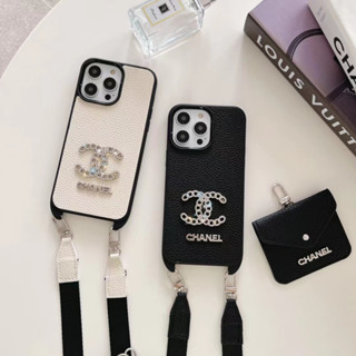 พร้อมส่ง เคสโทรศัพท์มือถือหนัง ลายโลโก้เพชร ลายลิ้นจี่ นูน พร้อมสายสะพาย และกระเป๋าหูฟัง สําหรับ. iPhone 14.14 pro.14plus.14 proMax.13.13pro.13proMax.12.12pro.12proMax