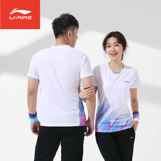 LI NING เสื้อกีฬาแบดมินตันแขนสั้น แบบแห้งเร็ว สําหรับผู้ชาย และผู้หญิง