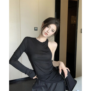 Sharon Fake two-piece hollowed out long sleeved T-shirt with slim fit and slimming design. Small base shirt top