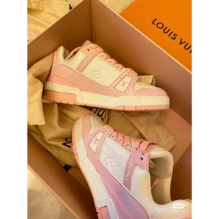 พร้อมส่ง Louis Vuitton LV Trainer รองเท้ากีฬาลําลอง ข้อสั้น สีชมพูกุหลาบ สําหรับผู้ชาย และผู้หญิง