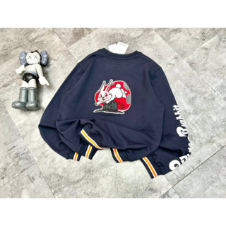 ขายตรงจากโรงงาน เสื้อกันหนาว คอกลม ผ้าฝ้ายแท้ ปักลายกระต่าย สีขาว ขนาดใหญ่ สําหรับคู่รักเสื้อกันหนาวลําลอง แบบสวมหัว เข้ากับทุกการแต่งกาย สไตล์สปอร์ต แฟชั่นฤดูใบไม้ร่วง สําหรับผู้ชาย และผู้หญิง 23