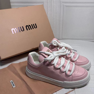 Miumiu ใหม่ รองเท้าผ้าใบลําลอง แบบหนัง พื้นหนา สีขาว ขนาดเล็ก แฟชั่น เหมาะกับการเล่นกีฬา 2023