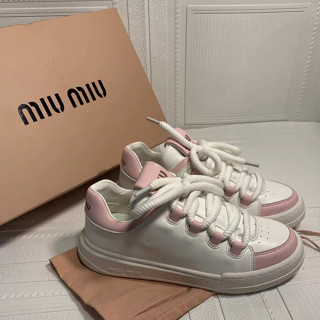 Miumiu ใหม่ รองเท้าผ้าใบลําลอง แบบหนัง พื้นหนา สีขาว ขนาดเล็ก แฟชั่น เหมาะกับการเล่นกีฬา 2023