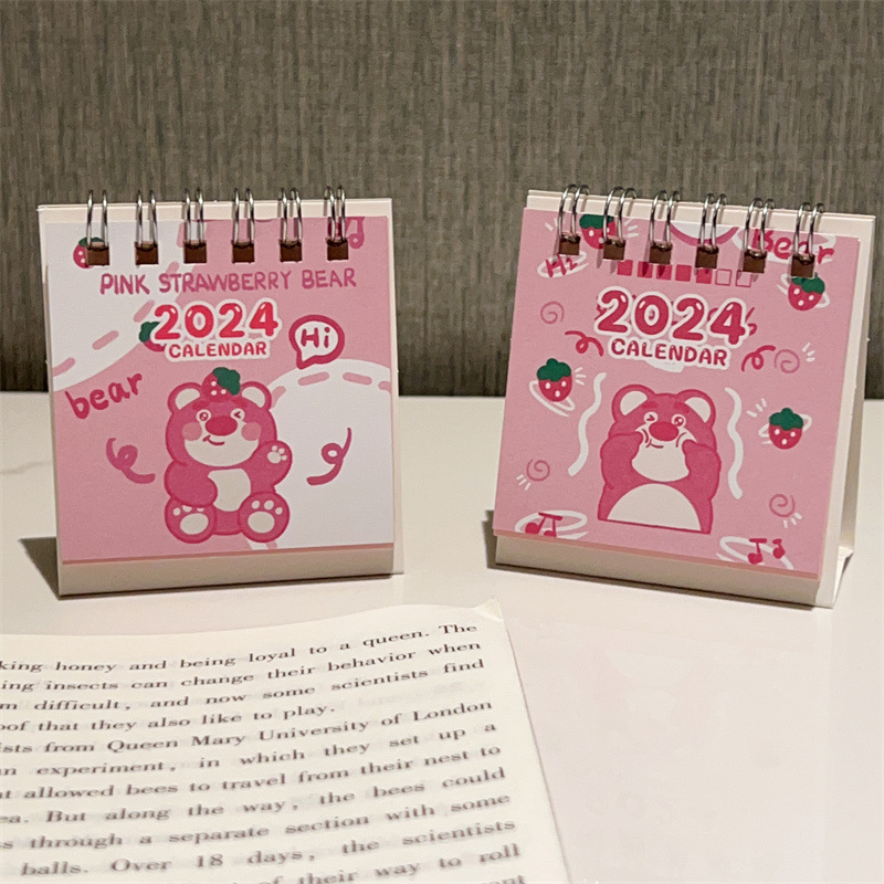 Cutie Daily lotso 2024 ปฏิทินตั้งโต๊ะ ขนาดเล็ก ลายการ์ตูนน่ารักสําหรับตกแต่งโต๊ะนักเรียนหญิง