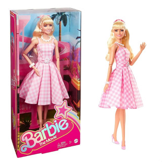 Barbie The Movie Doll, Margot Robbie as Barbie, Collectible Doll Wearing Pink and White Gingham Dress with Daisy Chain Necklace ตุ๊กตาบาร์บี้ Margot Robbie สวมชุดเดรส สีชมพู และสีขาว พร้อมสร้อยคอโซ่เดซี่ สําหรับเก็บสะสม