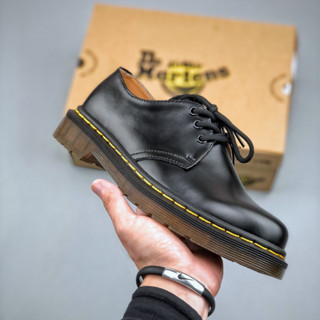 รองเท้าโลฟเฟอร์ ภาษาอังกฤษ Doc Martens