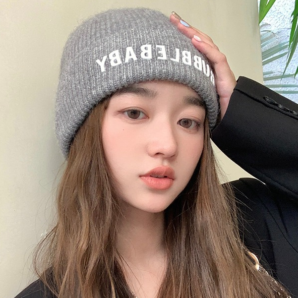 หมวกถัก ผ้าวูล แบบหนา ขนาดเล็ก ลายตัวอักษร แฟชั่นฤดูใบไม้ร่วง และฤดูหนาว สไตล์เกาหลี สําหรับผู้หญิง