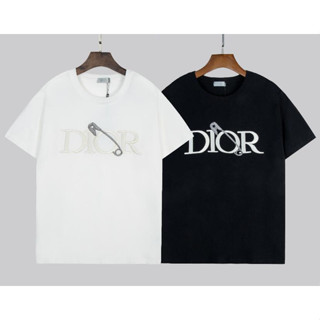 Di0r เสื้อยืดคอกลม แขนสั้น ผ้าฝ้าย ปักลาย มีสไตล์ สําหรับทุกเพศ