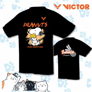 Victor 2023 ใหม่ เสื้อกีฬาแบดมินตัน แขนสั้น ลาย "Snoopy" สําหรับผู้ชาย และผู้หญิง