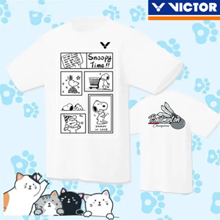 Victor ใหม่ เสื้อกีฬาแบดมินตัน แขนสั้น ลายสนูปปี้ แบบแห้งเร็ว สําหรับผู้ชาย และผู้หญิง 2023